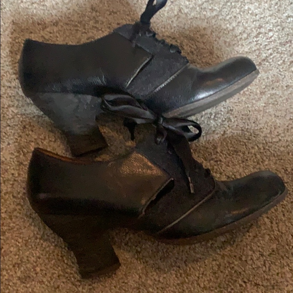 Mid length heel shoes
